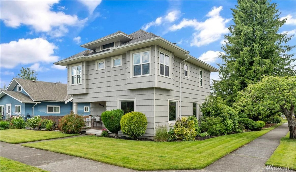 Property Photo: 1602 Rockefeller Ave WA 98201