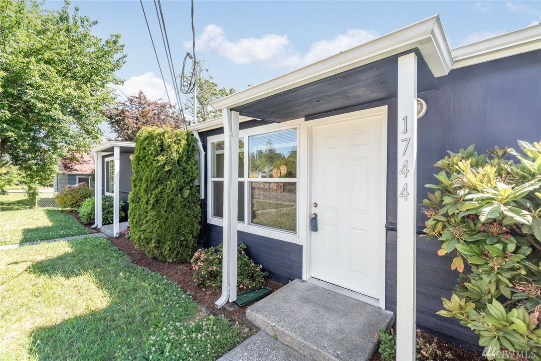 Property Photo:  1744 N Rainier Ave  WA 98312 