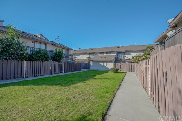 Property Photo:  2221 Santa Fe Avenue 10  CA 90810 