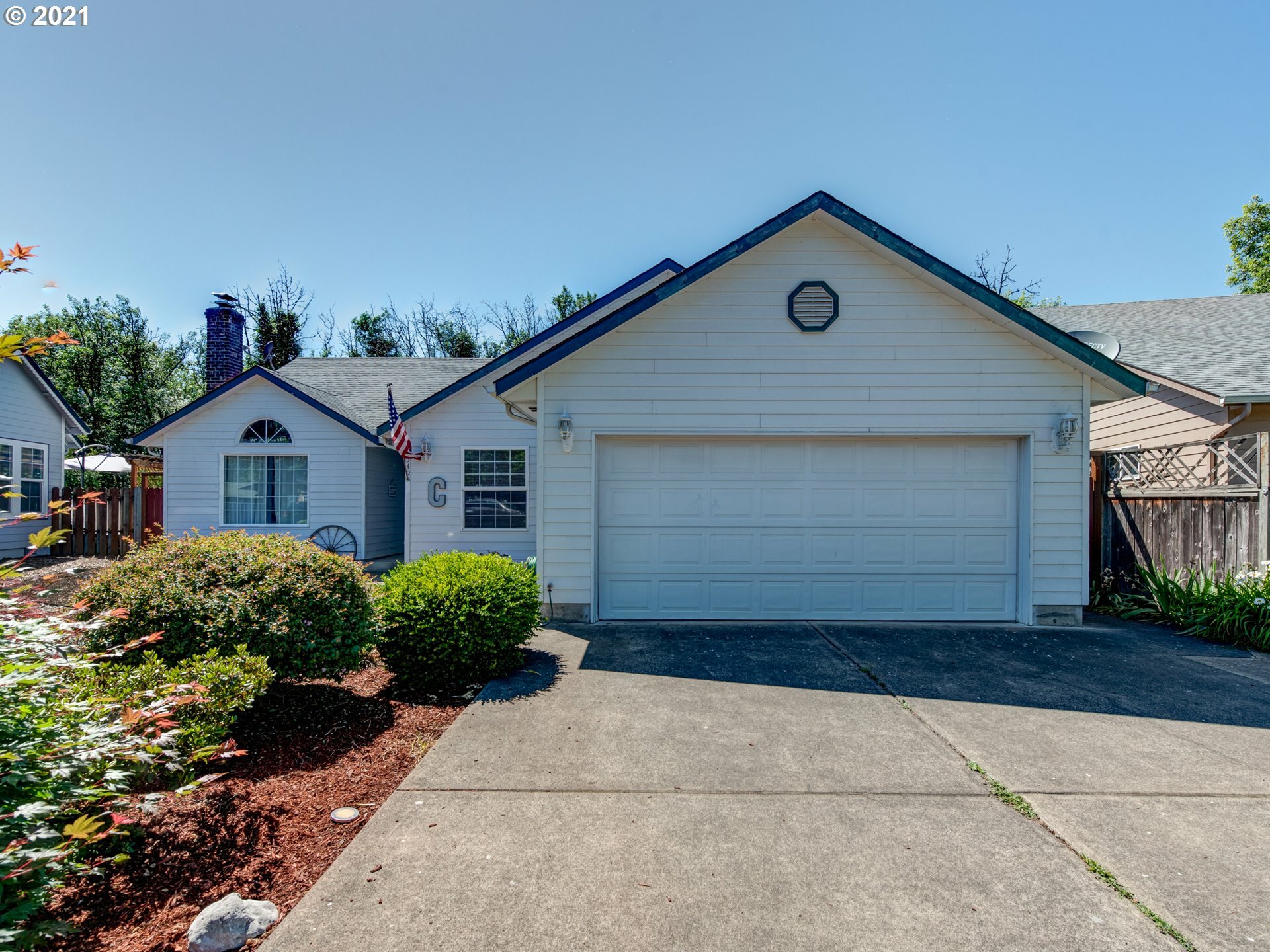 Property Photo: 549 Pine Ct OR 97426
