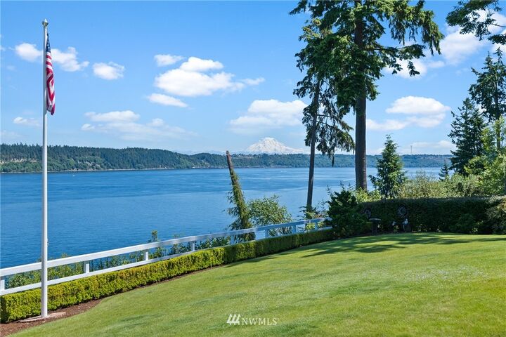 Property Photo:  2627  Holly Bluff Court  WA 98335 