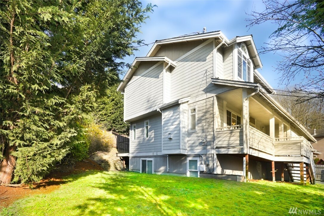 Property Photo: 6302 Swift Ave S WA 98108