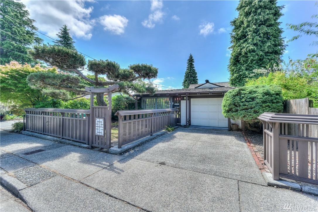 Property Photo:  1037 NE 88th St  WA 98115 