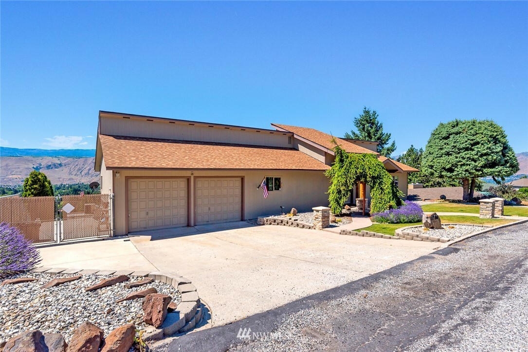 Property Photo: 1730 10th Place NE WA 98802