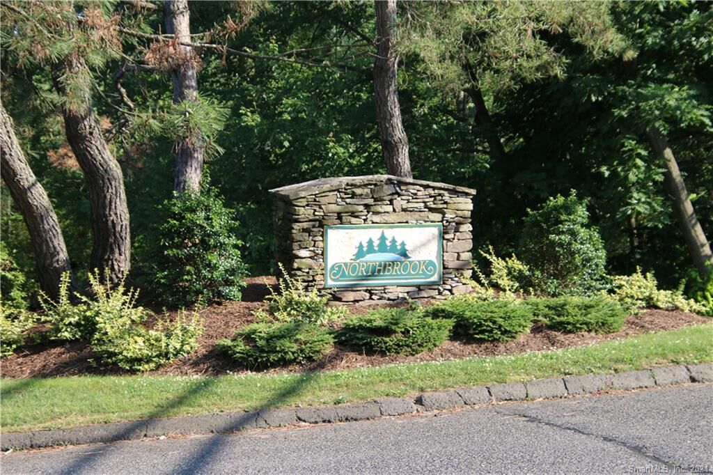 Property Photo:  27 Eagle Rock Circle 27  CT 06468 