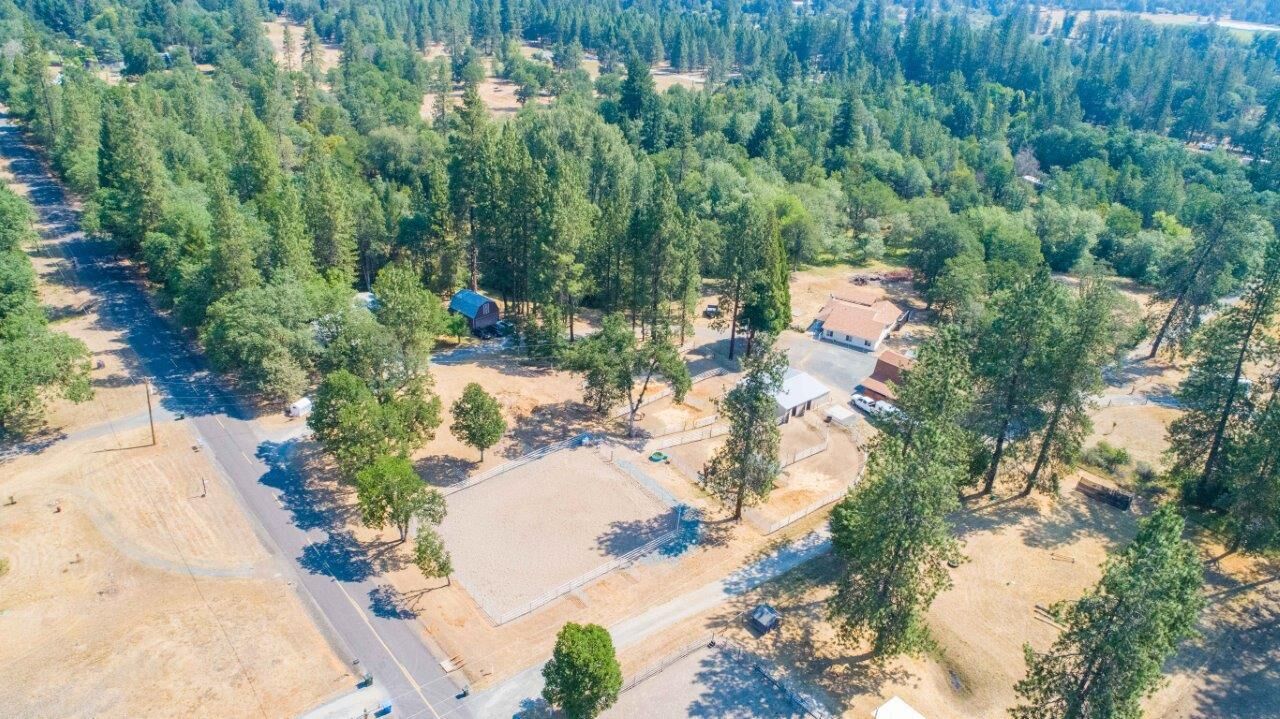 Property Photo:  2104 Pine Grove Road  OR 97537 