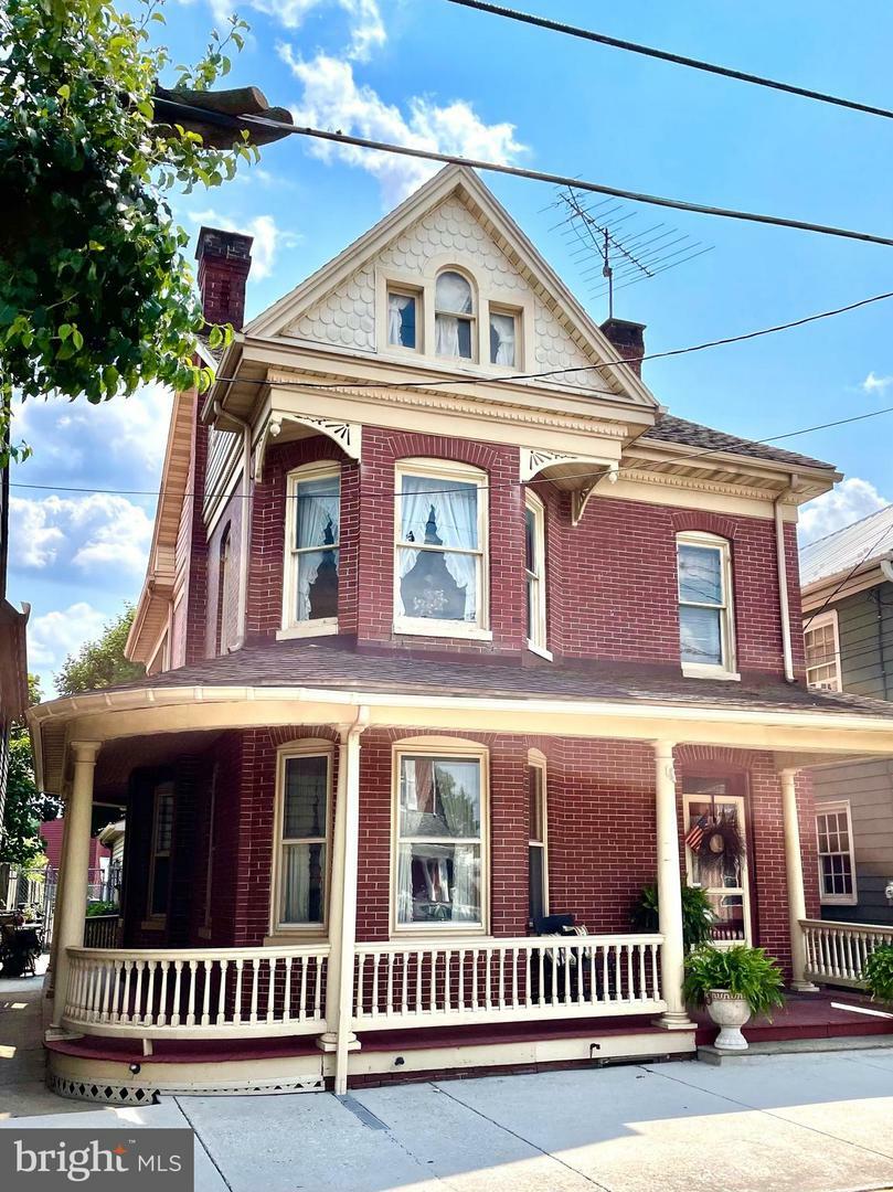 Property Photo:  124 W King Street  PA 17316 