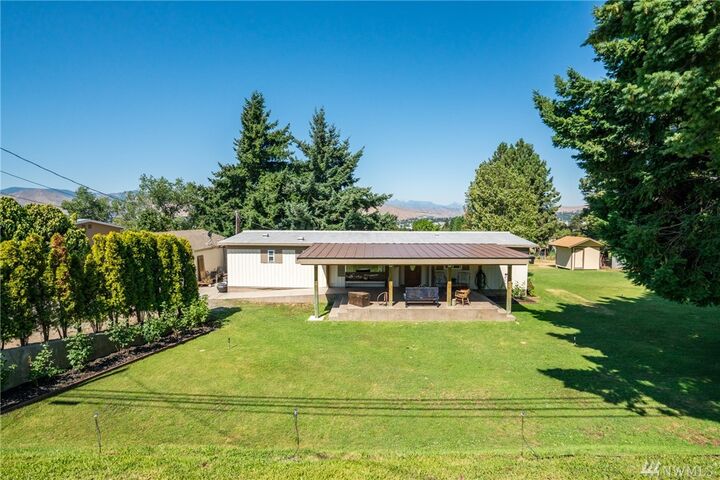 Property Photo:  3320 NW Cascade Ave  WA 98802 