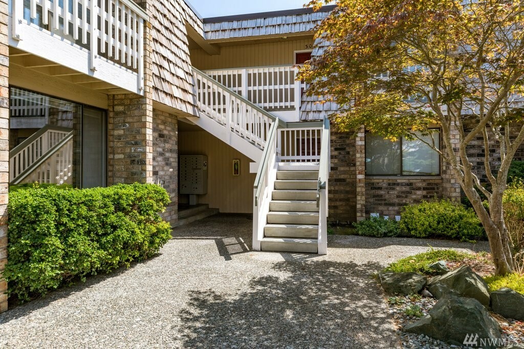 Property Photo:  1199 SE 9th Ave 201  WA 98277 