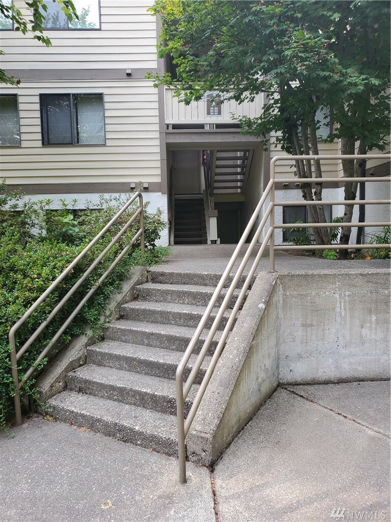 Property Photo:  218 NE Dogwood St A101  WA 98027 