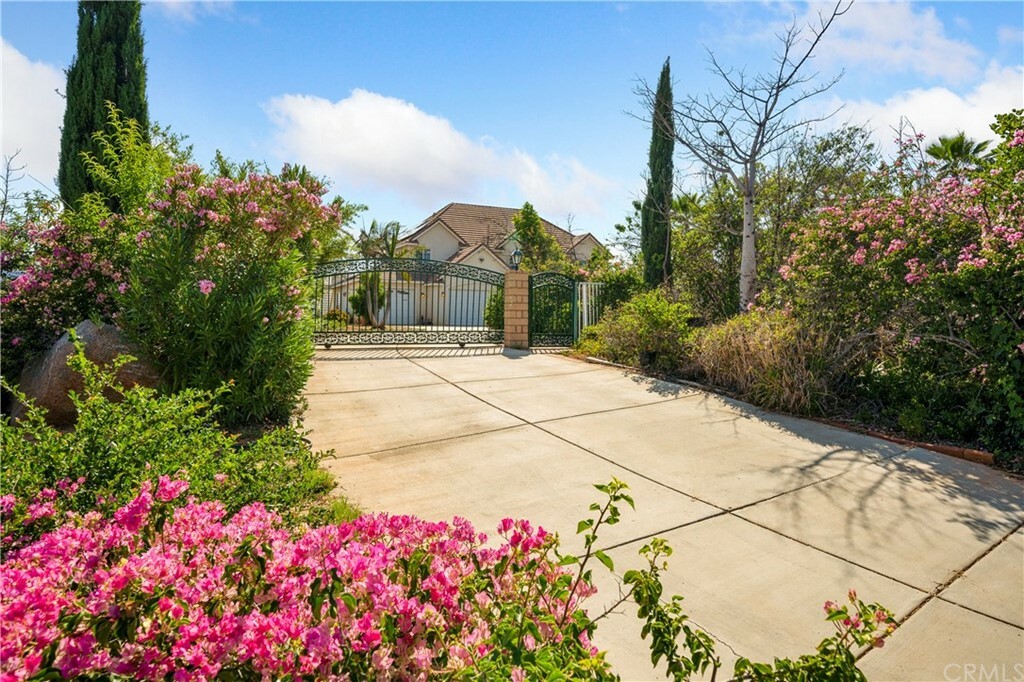 Property Photo: 43389 Via Escalon CA 92590