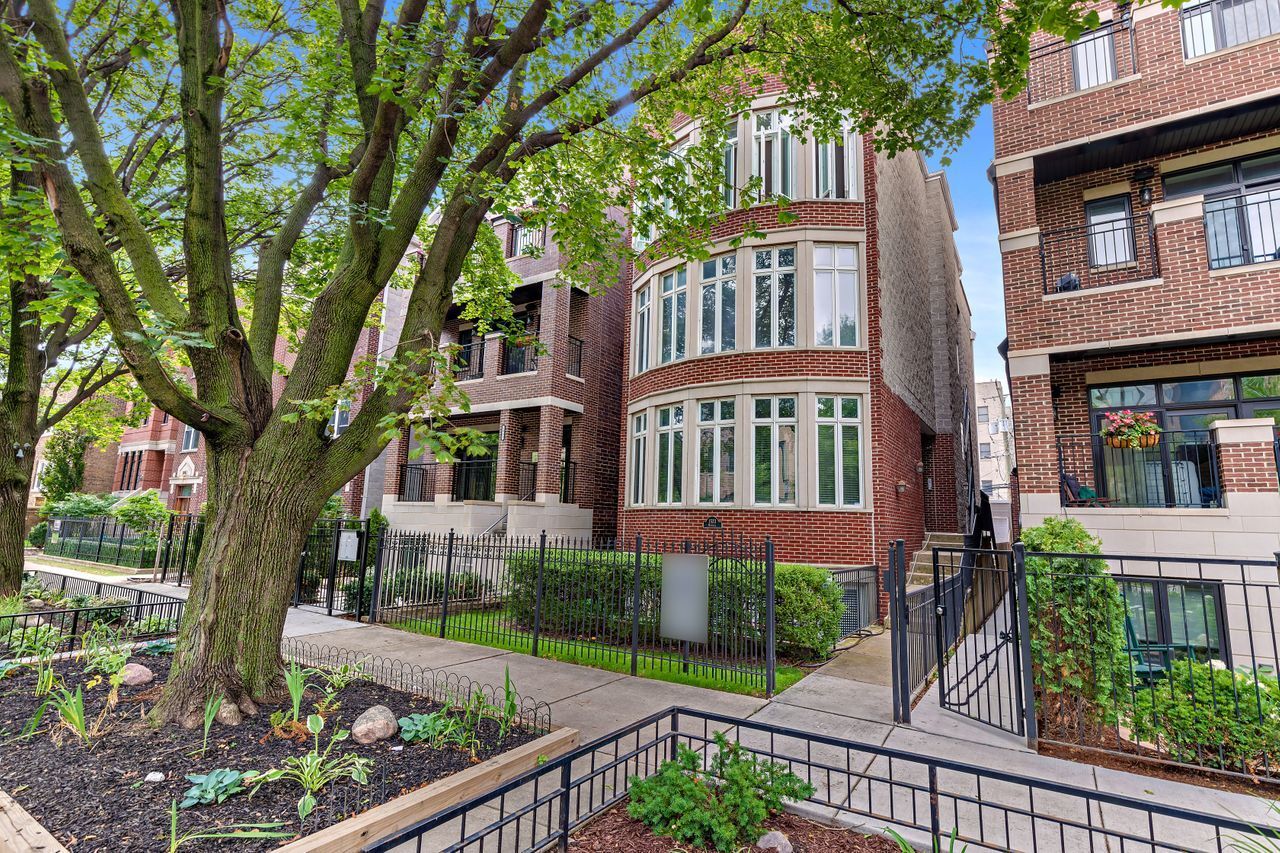 Property Photo: 1533 W Montana Street 3 IL 60614