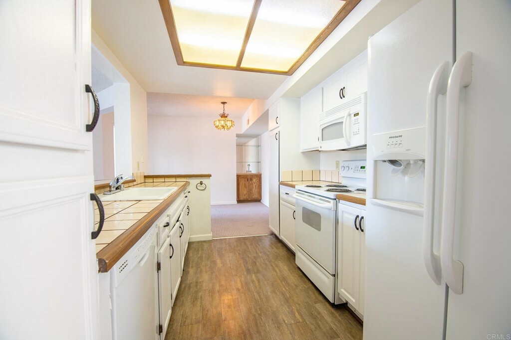 Property Photo:  1050 E Washington Avenue 56  CA 92025 