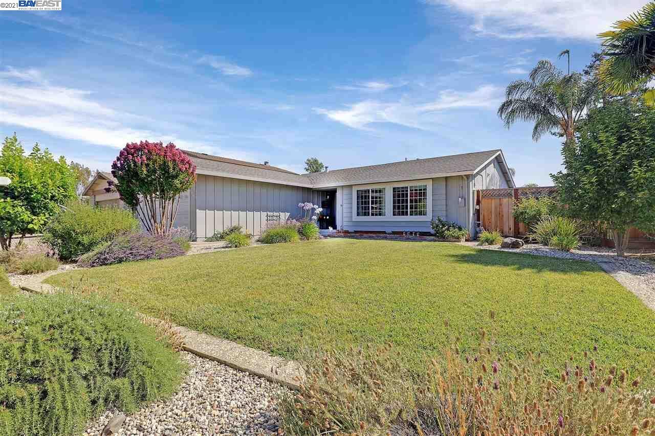 Property Photo:  854 Hanover St  CA 94551 