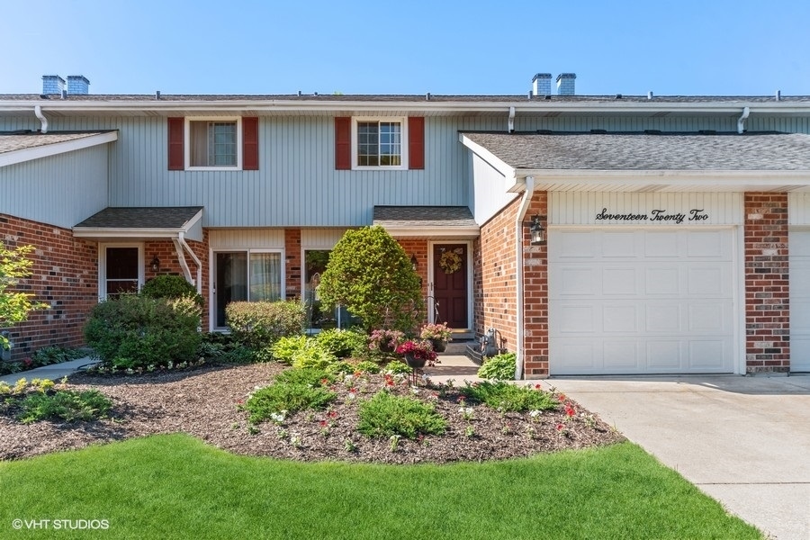 Property Photo: 1722 Warwick Court IL 60189
