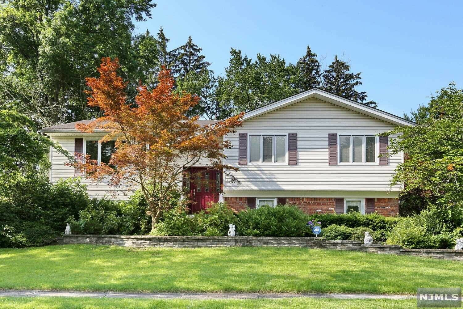 Property Photo:  47 Franklin Court  NJ 07630 
