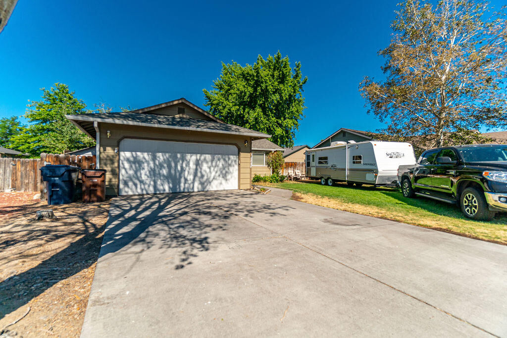 Property Photo:  1739 SW 27th Street  OR 97756 