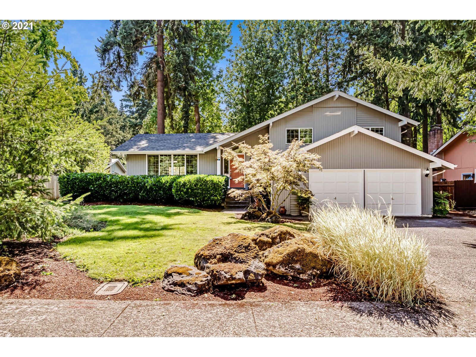 Property Photo: 2610 E Windsor Cir OR 97405