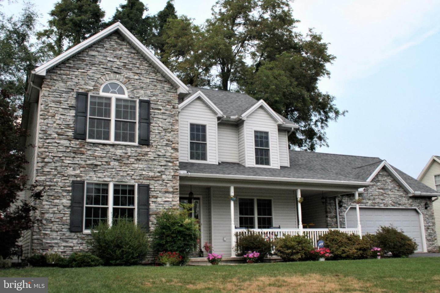 Property Photo:  411 Hemlock Circle  PA 17018 