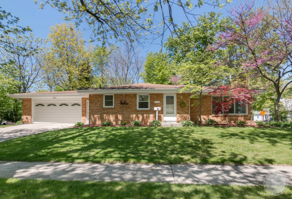 Property Photo:  1035 Cook Street  MI 49090 