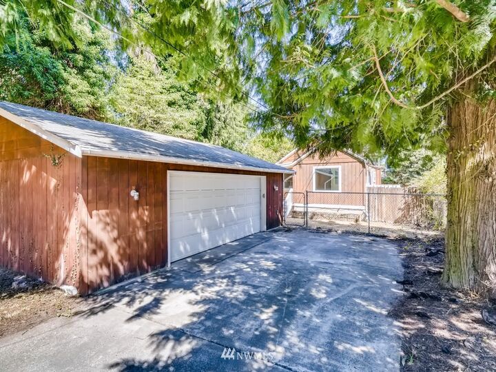 Property Photo:  916 SW 118th St  WA 98146 