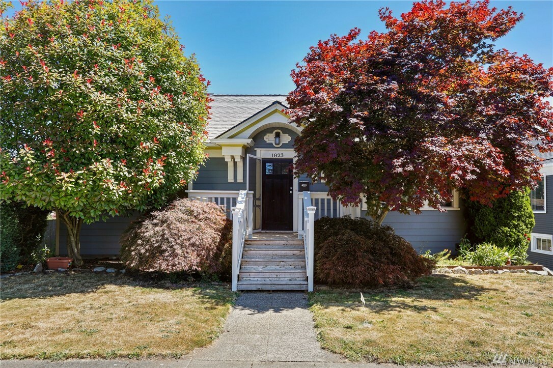 Property Photo:  1823 Oakes Ave  WA 98201 