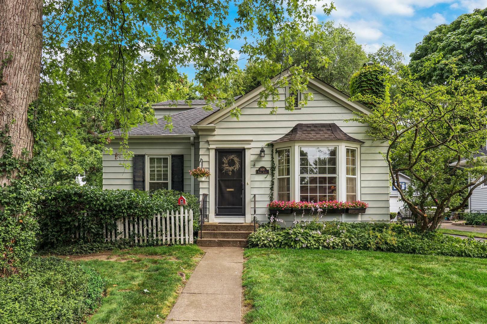 Property Photo:  808 W Pacific Avenue  IL 60085 
