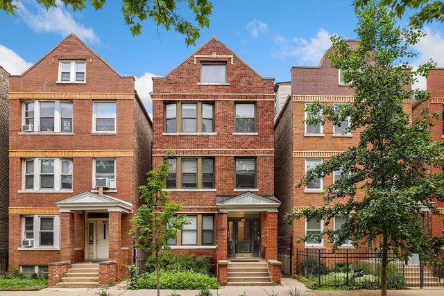 Property Photo: 1033 N Wood Street 3 IL 60622
