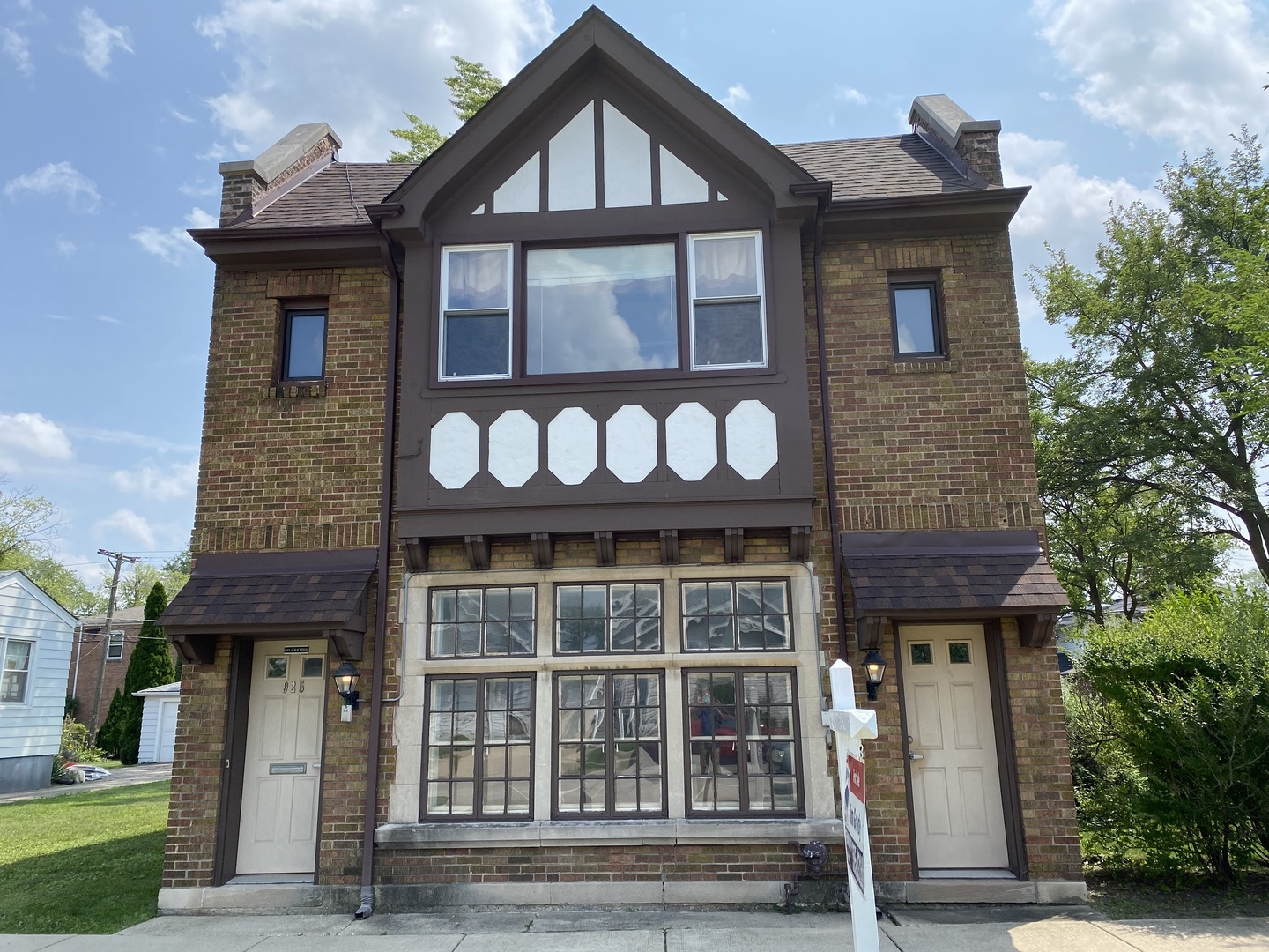 Property Photo:  925 E Thacker Street  IL 60016 