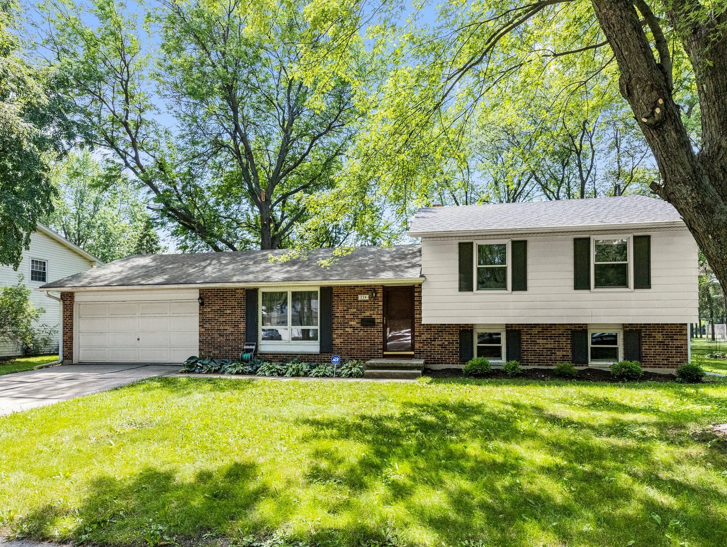 Property Photo:  224 W Royal Drive  IL 60115 