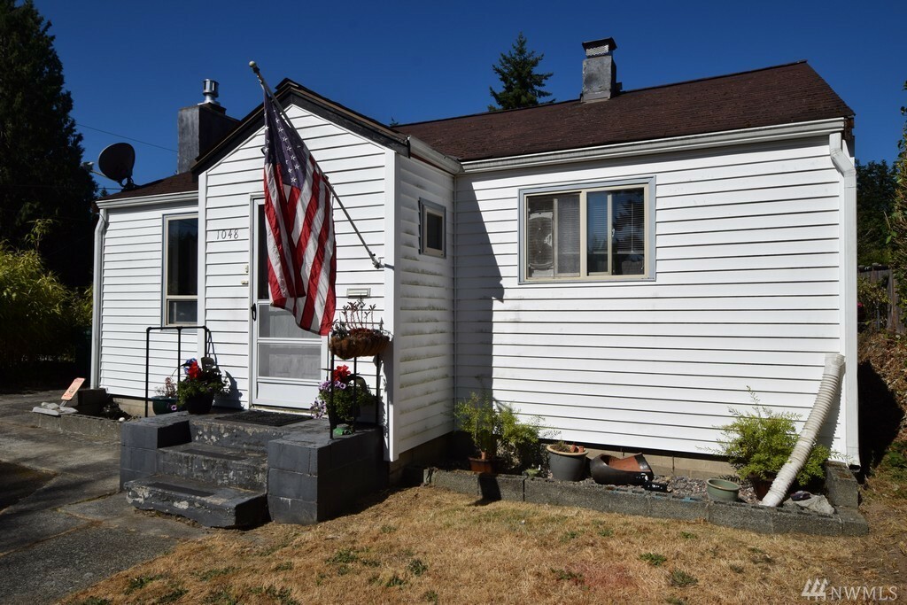 Property Photo:  1048 Tacoma Ave  WA 98366 