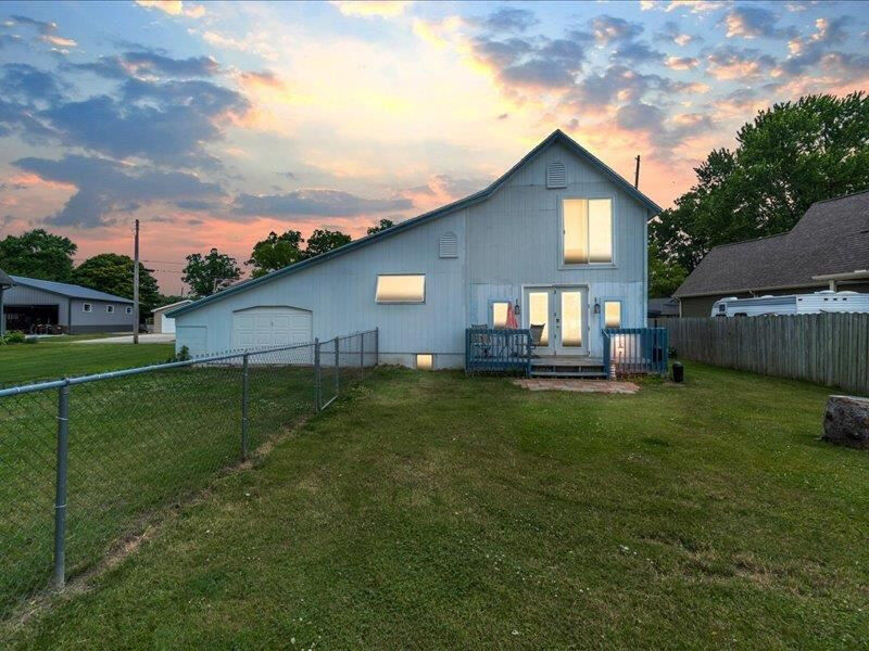 Property Photo:  301 Lakeside Dr  MI  