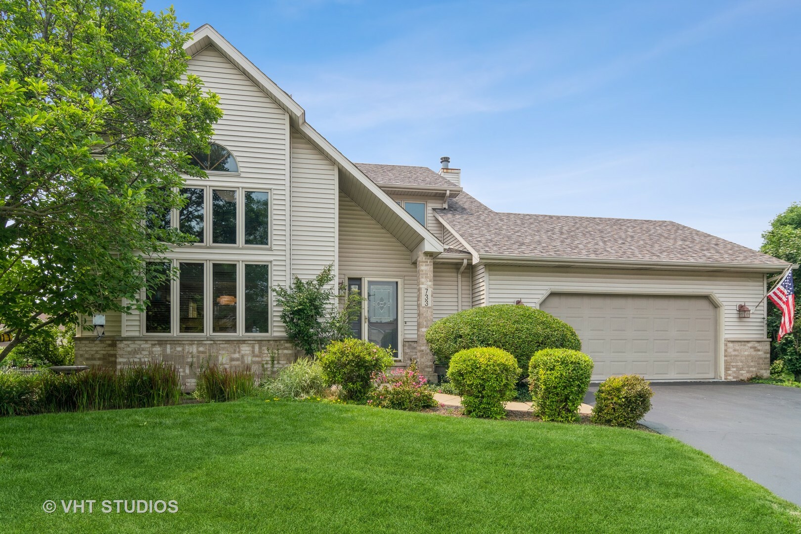 Property Photo:  733 Highview Court  IL 60119 