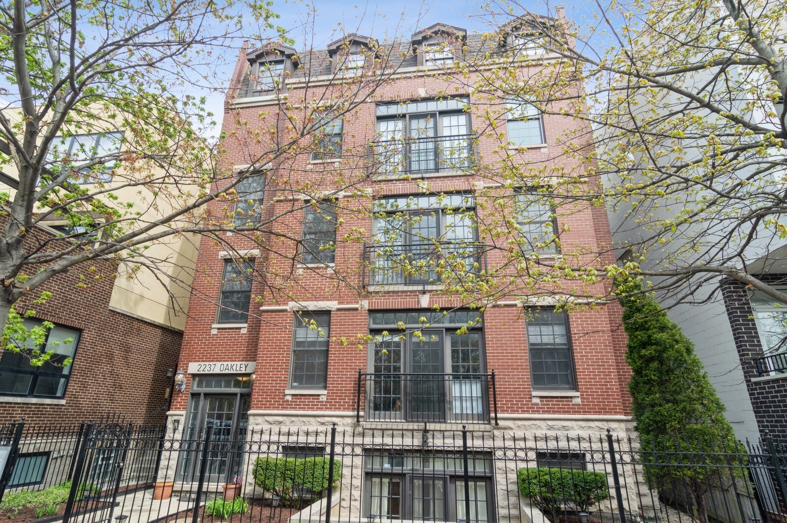 Property Photo: 2237 N Oakley Avenue 2 IL 60647
