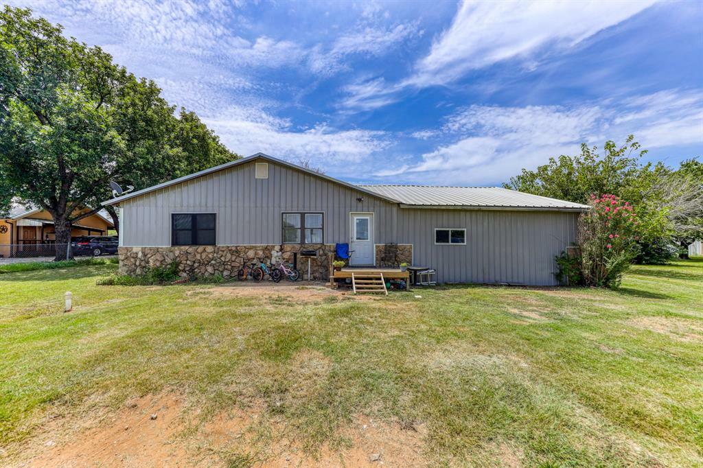 Property Photo: 504 W Lee Avenue TX 76449
