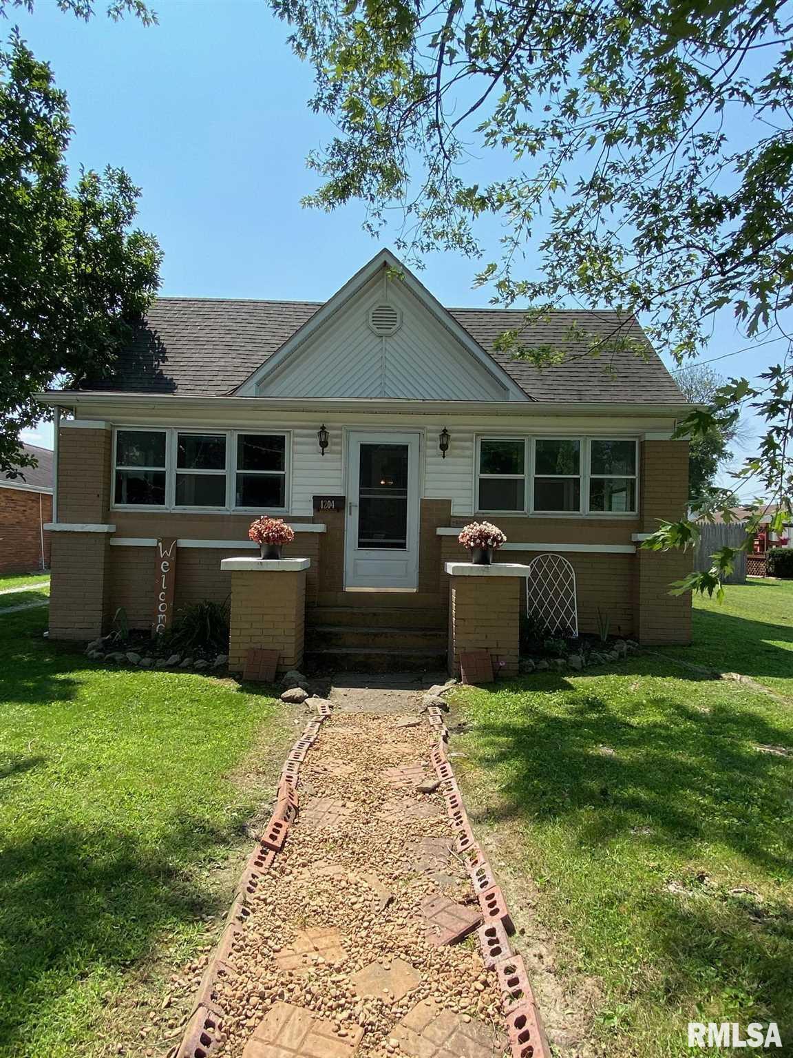 Property Photo:  1204 N State  IL 62959 