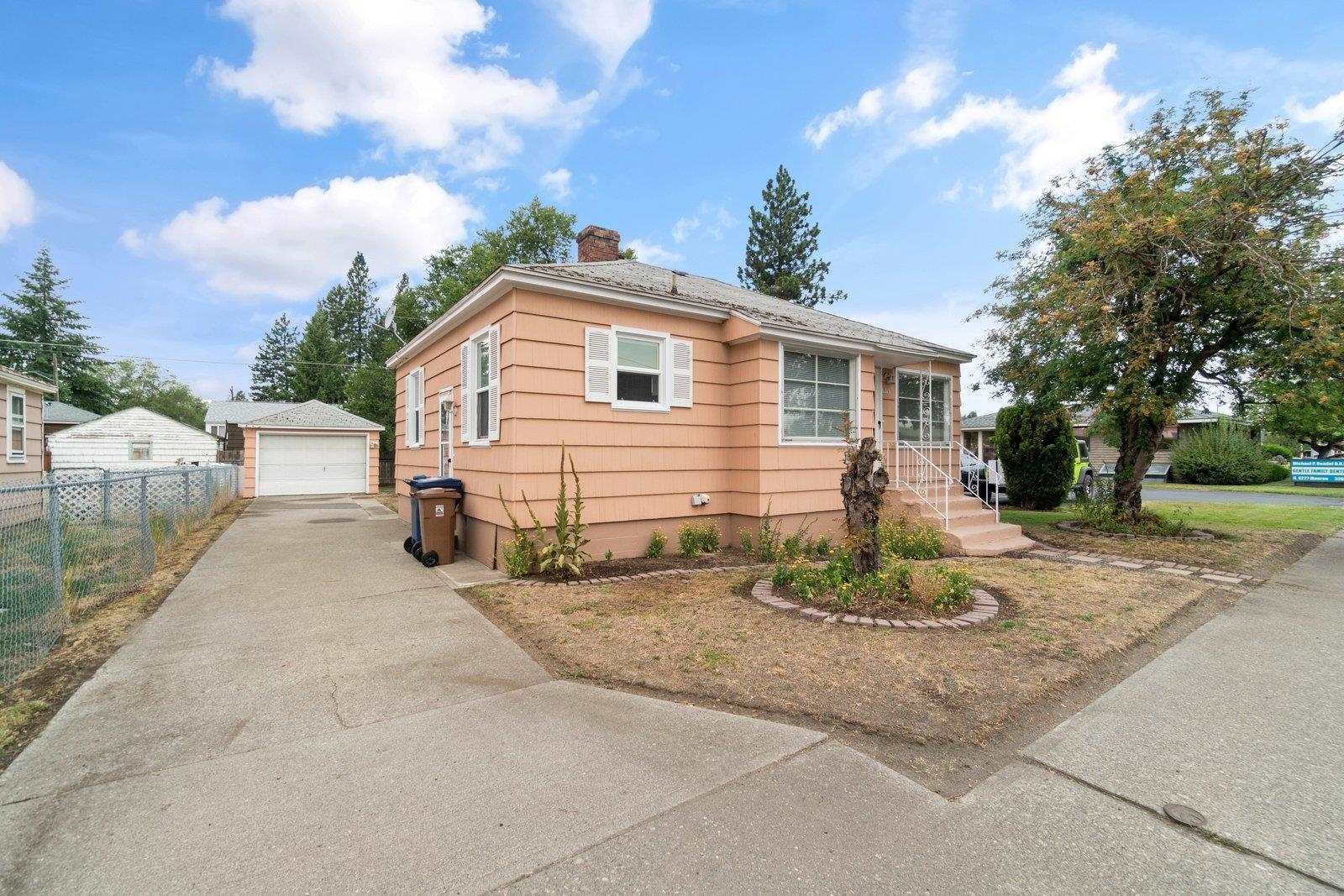 Property Photo: 6215 N Monroe St WA 99205-6548