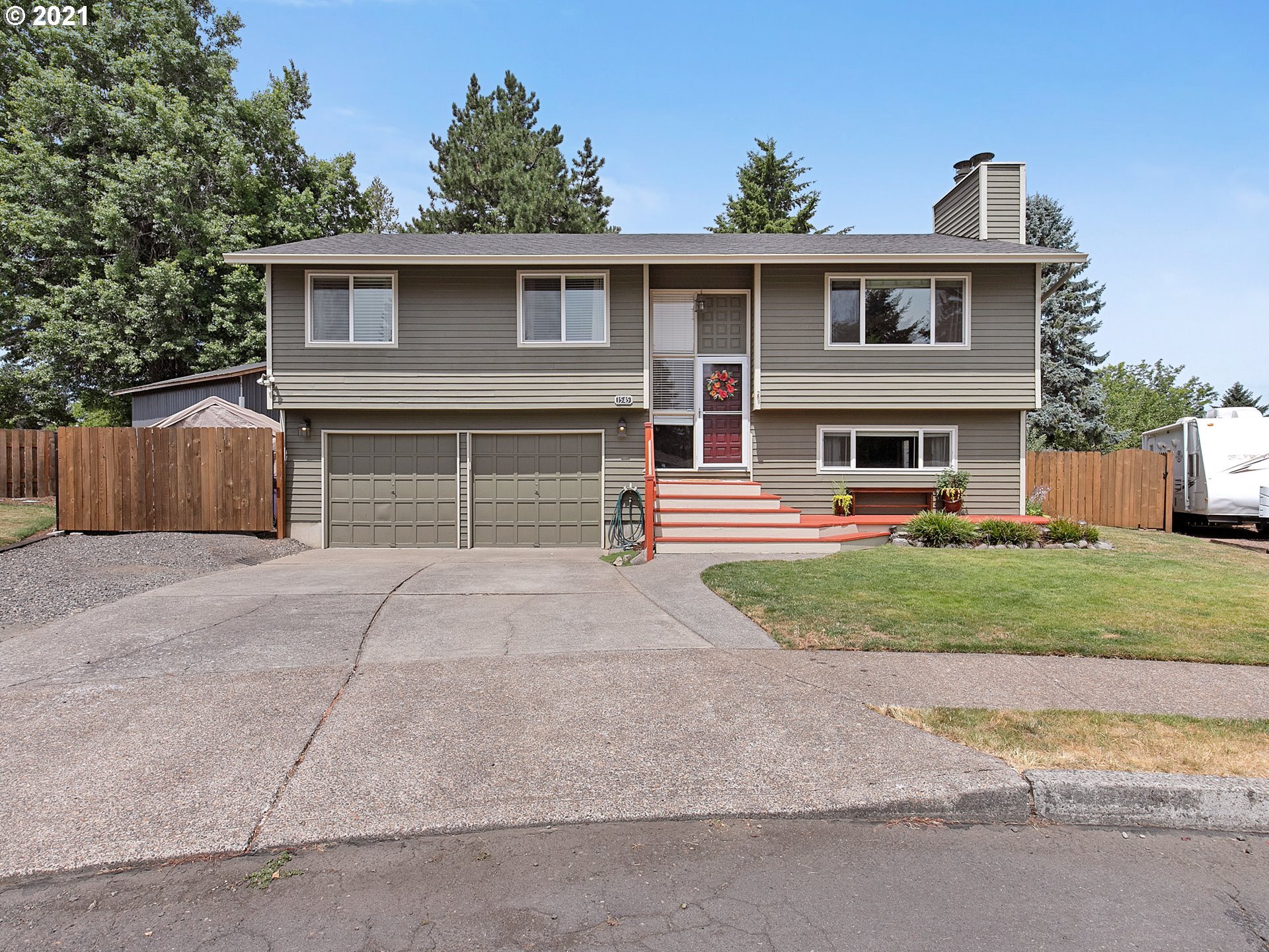 Property Photo: 1545 SE Robin Ct OR 97080