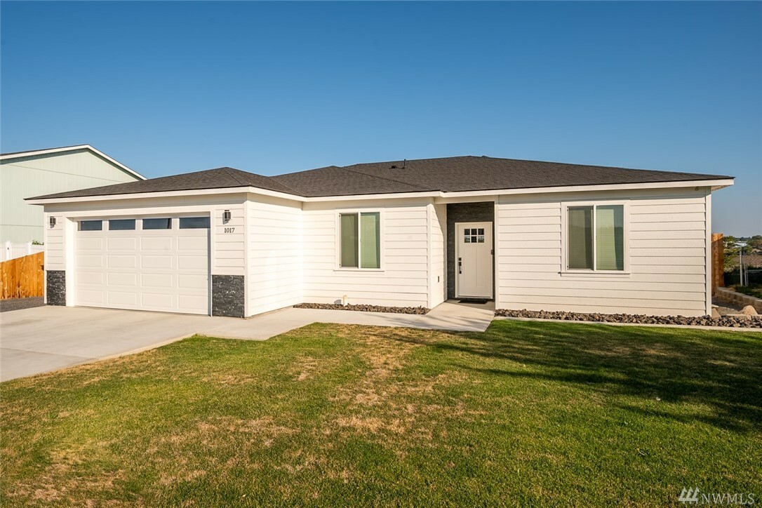 Property Photo:  1017 W Windrose Dr  WA 98837 