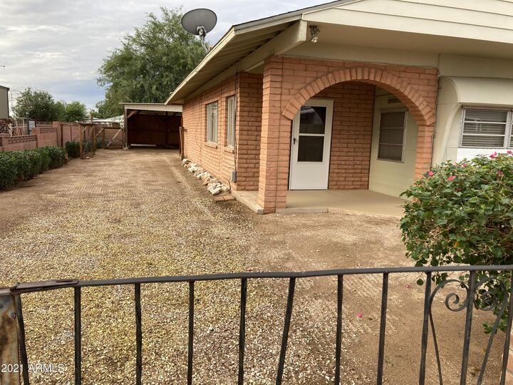 Property Photo: 2621 E Siesta Lane AZ 85050