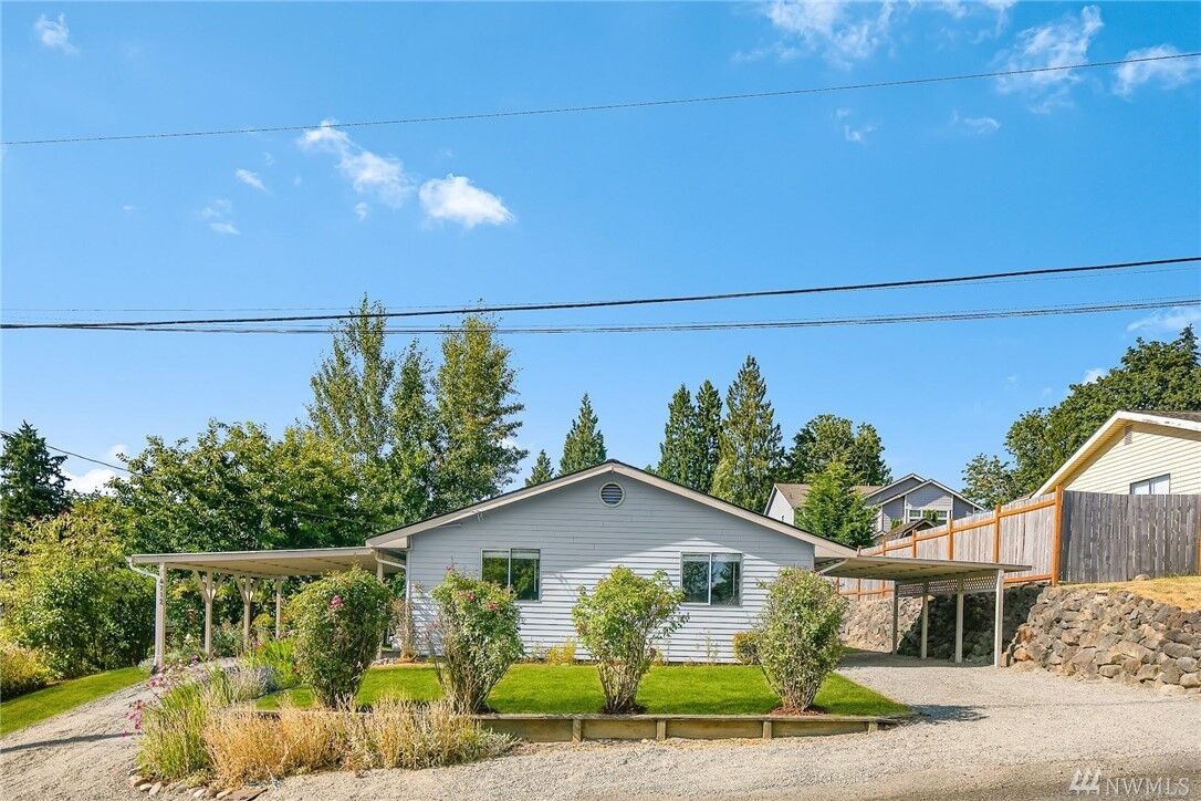 House for sale in Renton 4712 NE 24th St, Renton, WA 98059