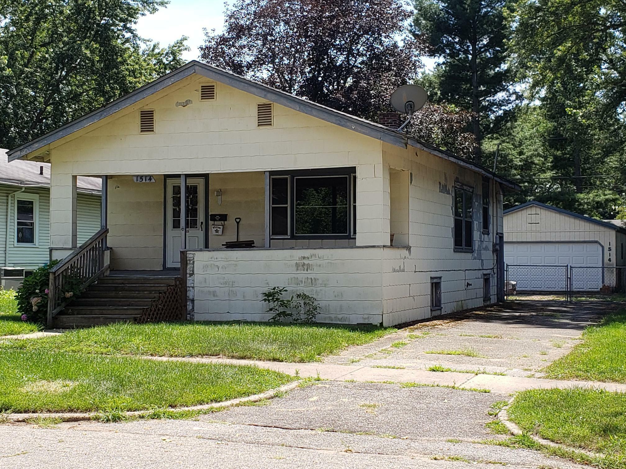 Property Photo:  1514 Clarendon Avenue  MI 49120 