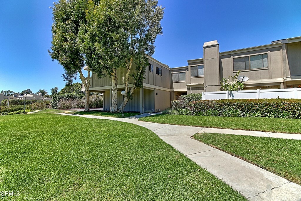 Property Photo:  1280 Seacliff Court 3  CA 93003 