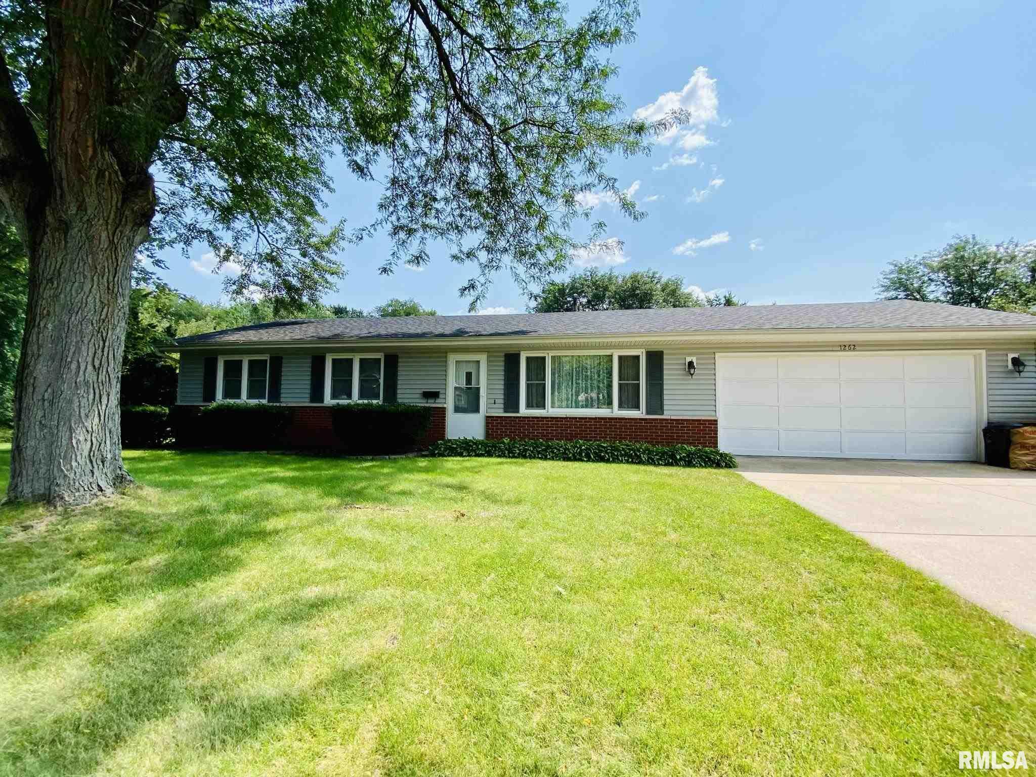 Property Photo:  1262 Willow  IL 61401 