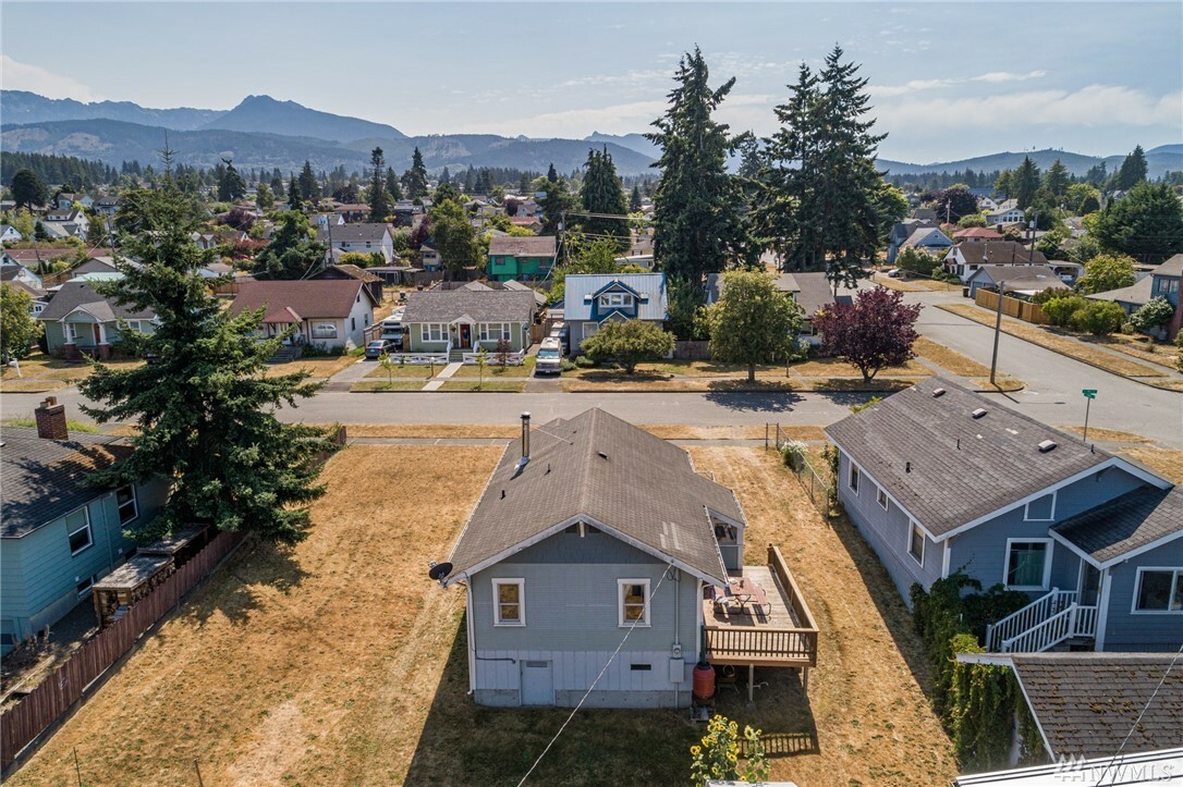 Property Photo:  307 E 9th St  WA 98362 