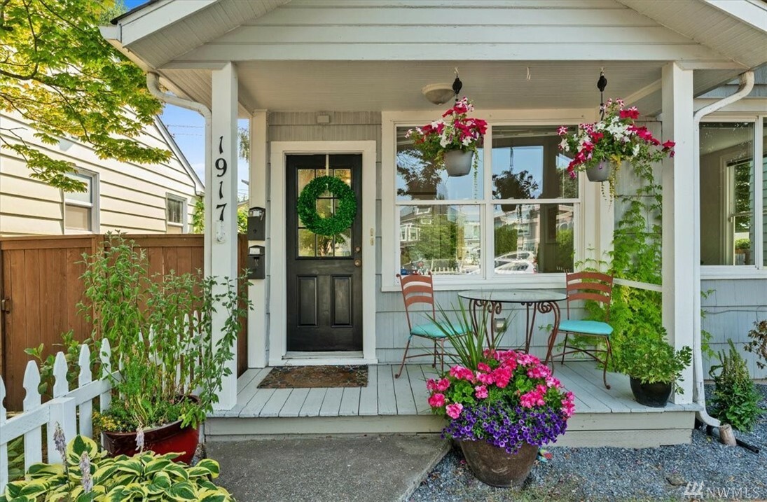 Property Photo:  1917 Rucker Ave  WA 98201 