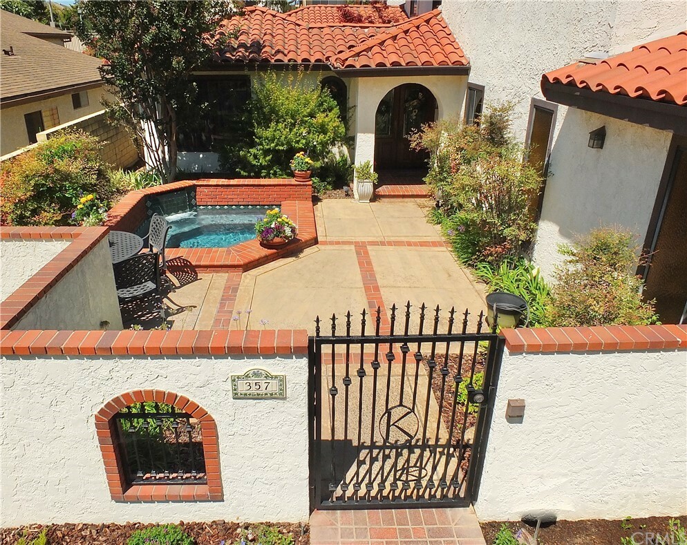 Property Photo: 357 Ultimo Avenue CA 90814