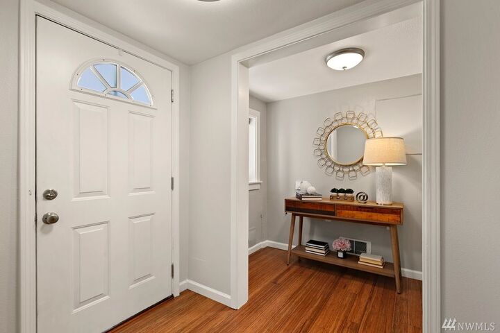 Property Photo: 2432 Dexter Ave N B WA 98109