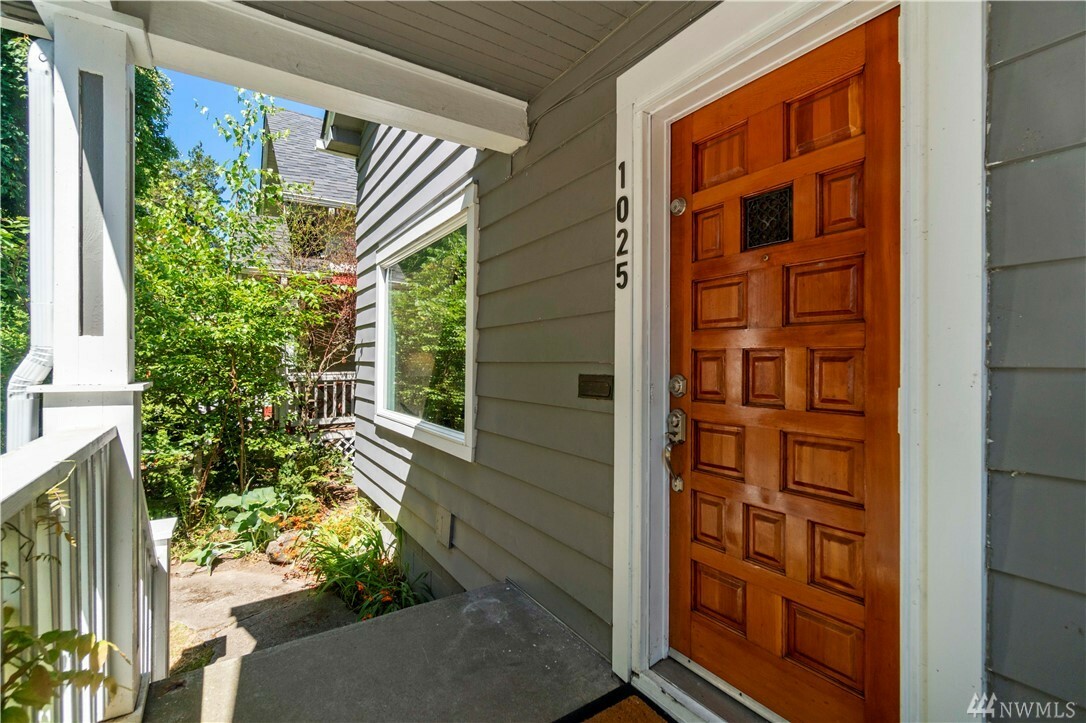 Property Photo:  1025 N Oakes St  WA 98406 