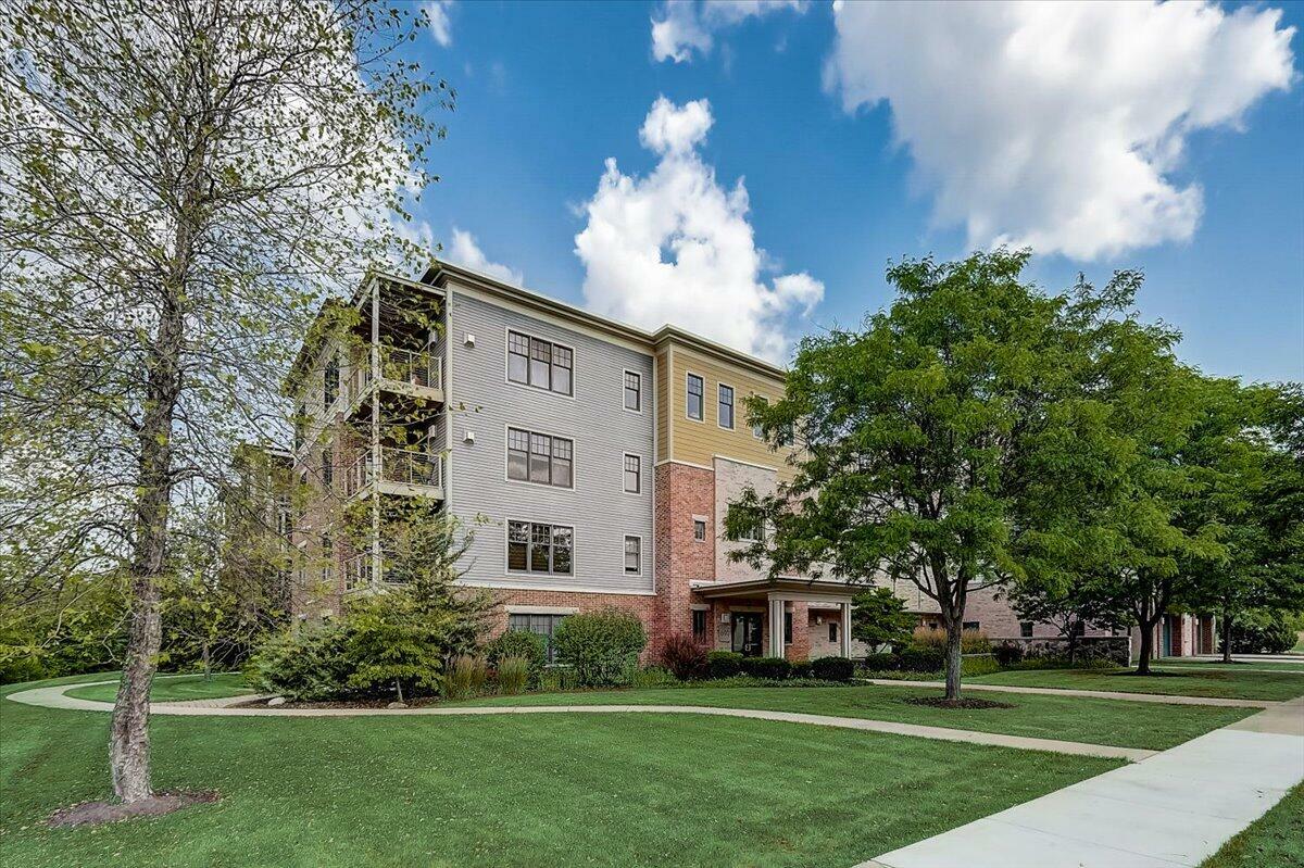 Property Photo: 690 Rivershores Dr 204 WI 53090